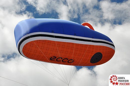 По России путешествует гигантский башмак Ecco