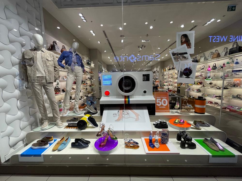 Mit welchen Dekoartikeln lassen sich Schuhe und Taschen als Verkaufsausstattung wirkungsvoll in Szene setzen?