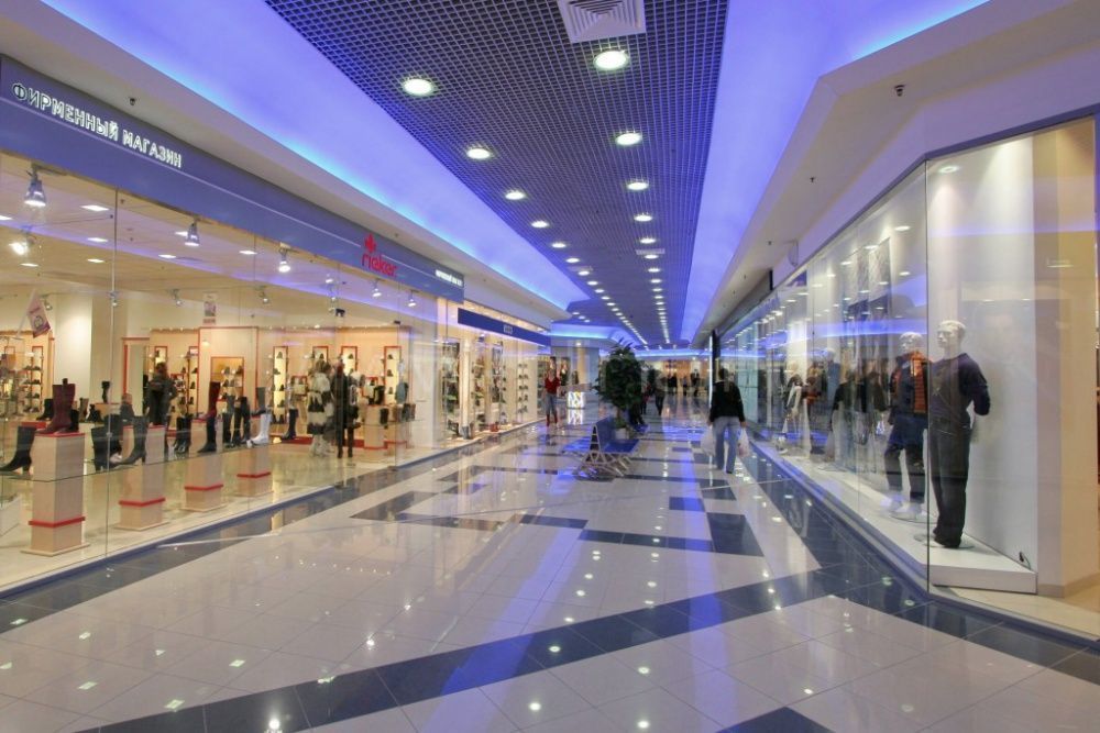 How much should a shopping center and shoe retail work?