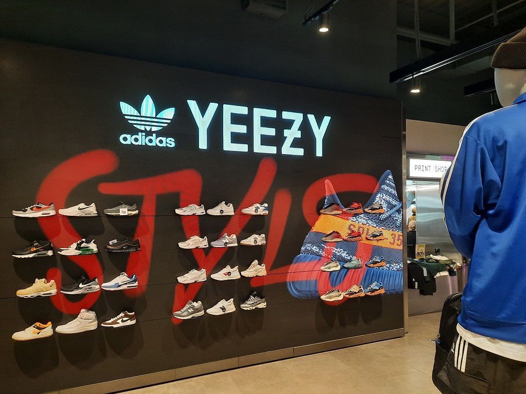 Flagship store Lamoda Sport a Mosca per strada. Ponte Kuznetskij