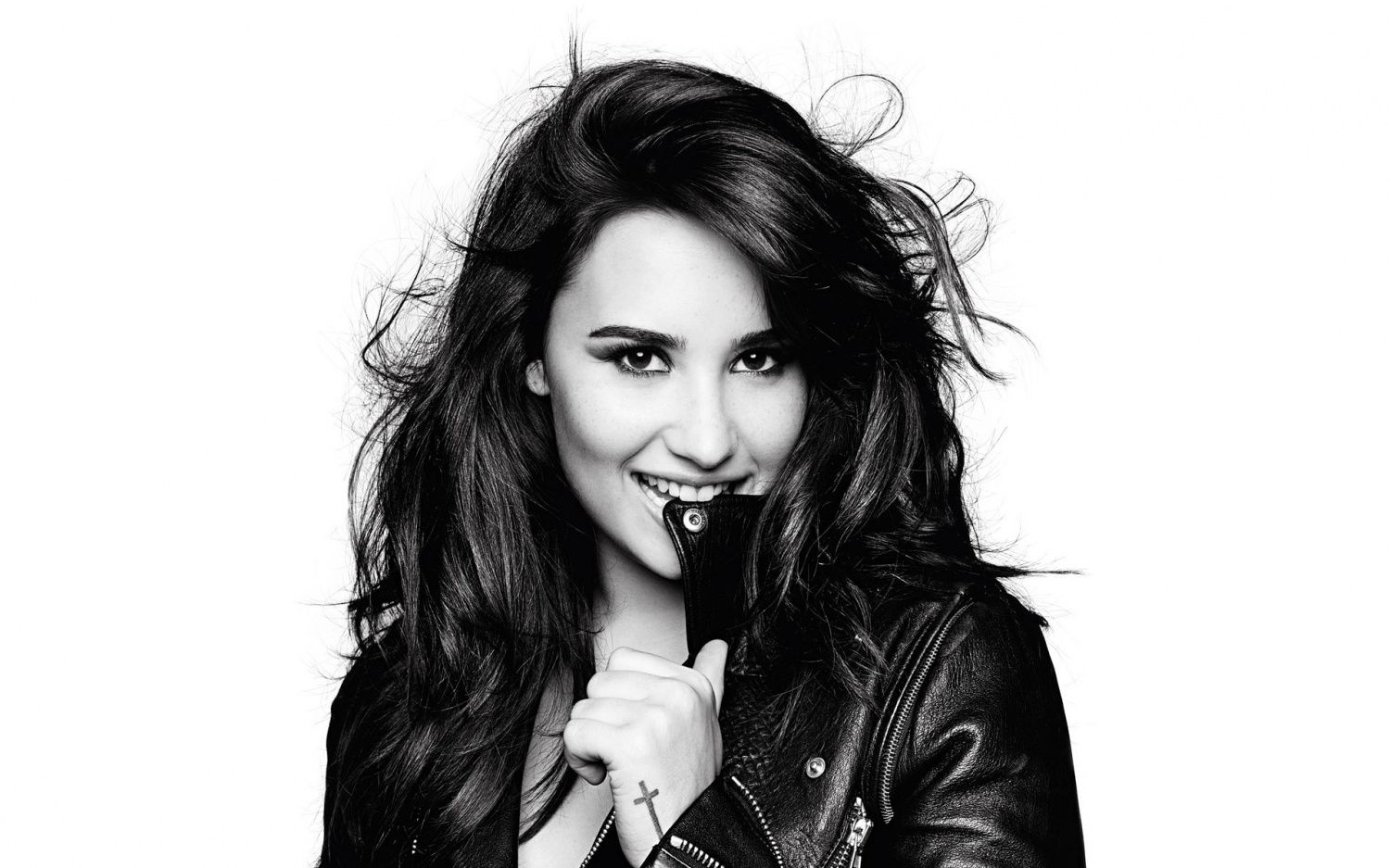 Rock forever! New capsule collection by DEICHMANN and Demi Lovato