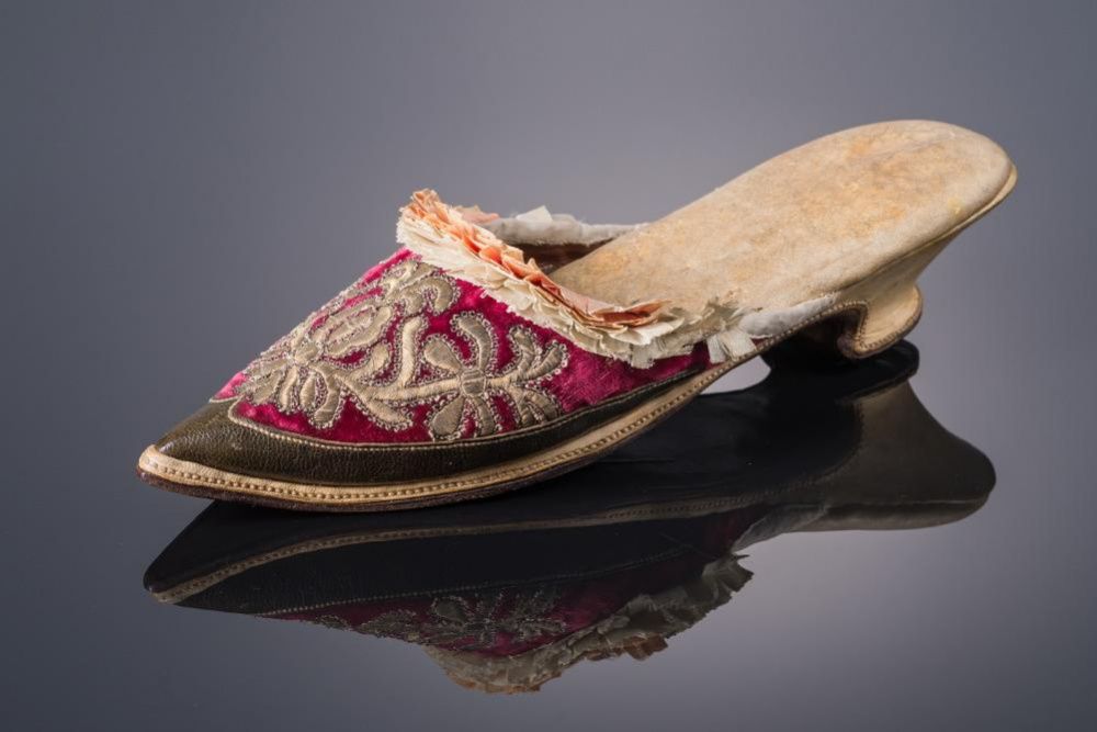 Come il mulo è diventato mulo. Un modello molto femminile e rilevante di scarpe da donna oggi è apparso nell'antica Roma.