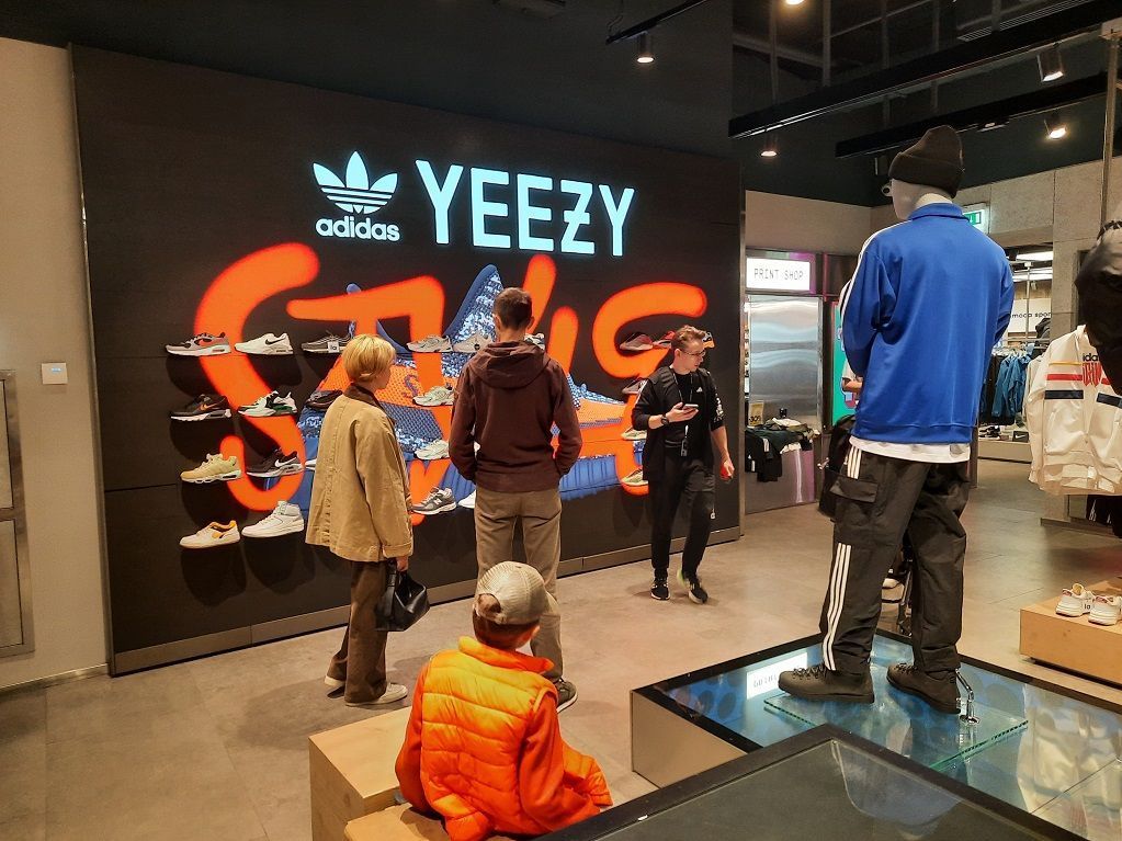 Flagship store Lamoda Sport a Mosca per strada. Ponte Kuznetskij