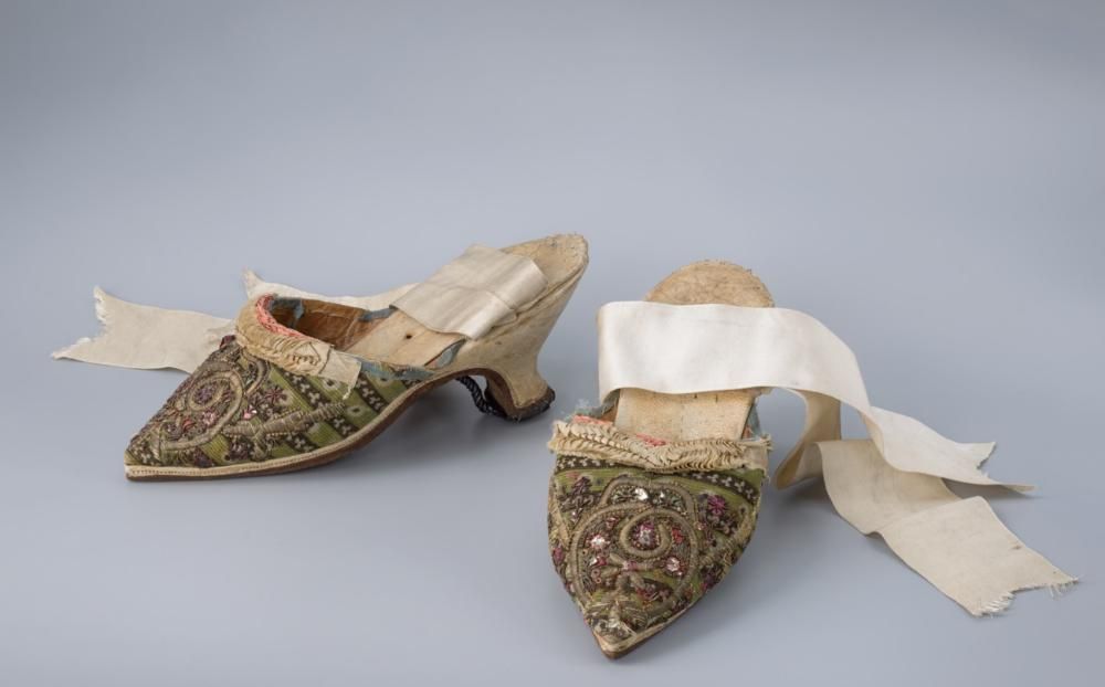 Zapatos de mujer (par de mules). Rusia. 1770-1780 Pana, hilo de oro, golpe, cordoncillo, lentejuelas, florete, cintas de seda, cintas de raso, tacón de madera, cuero, cabrito, tacón de hierro, bordado, aplique.