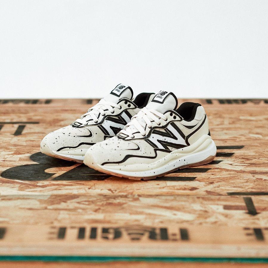 La collaborazione tra New Balance e l'artista Joshua Wades ha rilasciato una versione aggiornata della New Balance 57/40