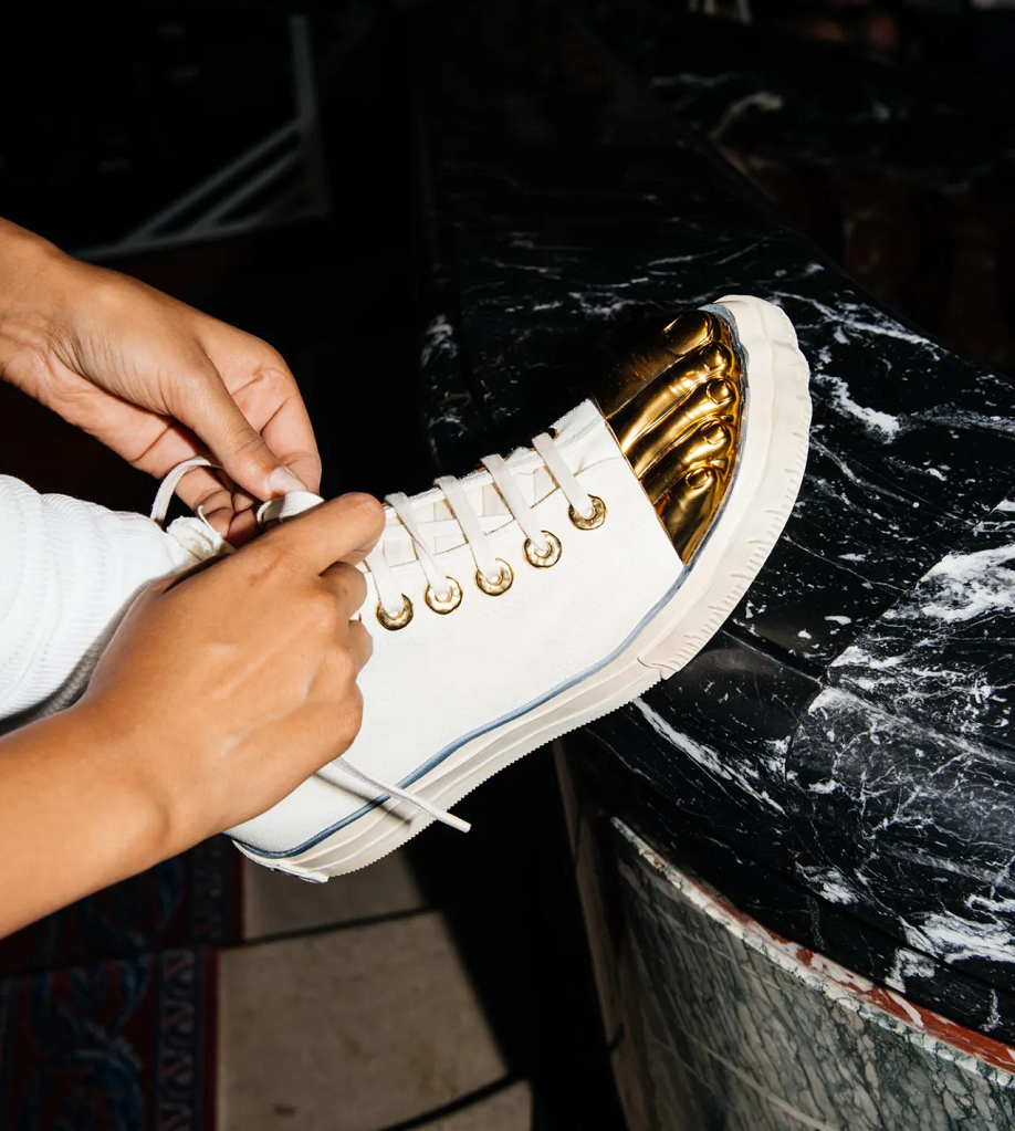 Das Modehaus Schiaparelli hat Sneakers mit Socken in Form von goldenen Zehen herausgebracht