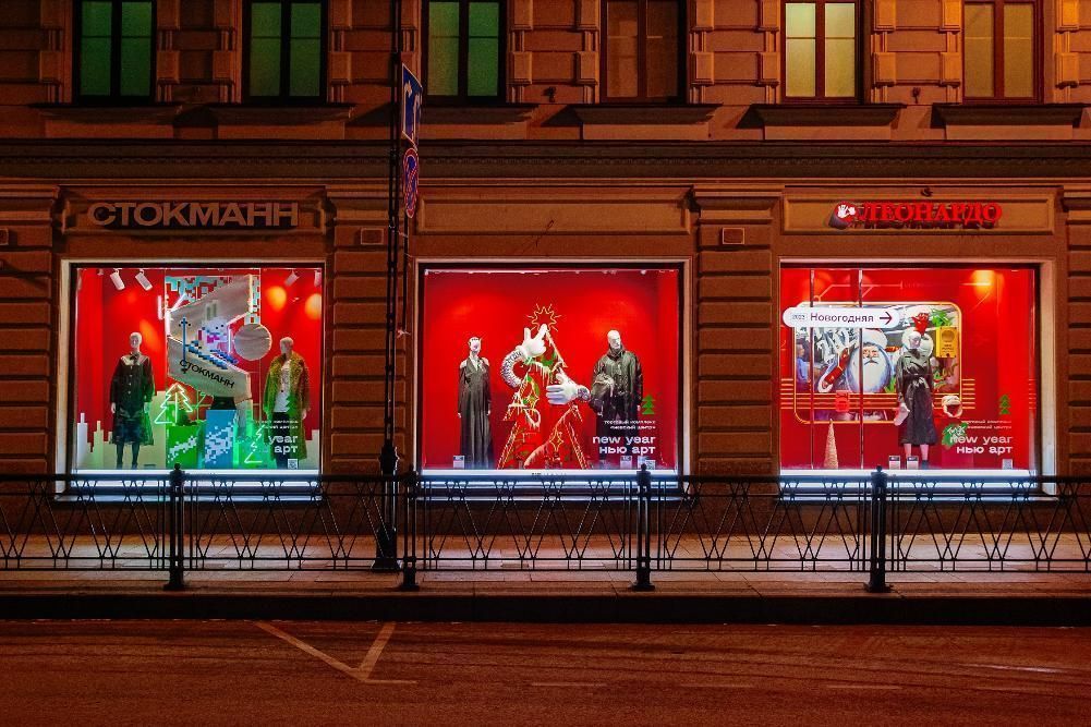 Die Neujahrsvitrinen des Einkaufszentrums Nevsky Center werden mit neuronalen Netzen geschmückt