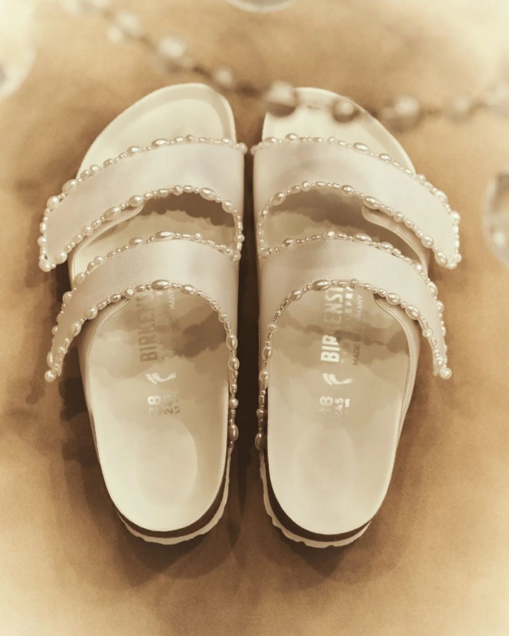 Birkenstock выпустил коллекцию свадебных сандалий