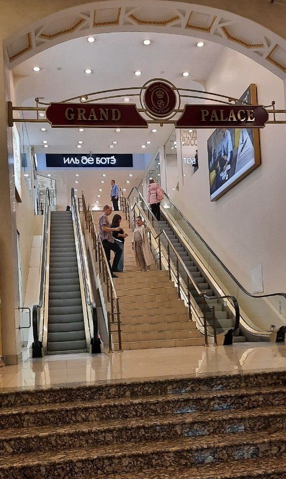 Число магазинов одежды и обуви сокращается