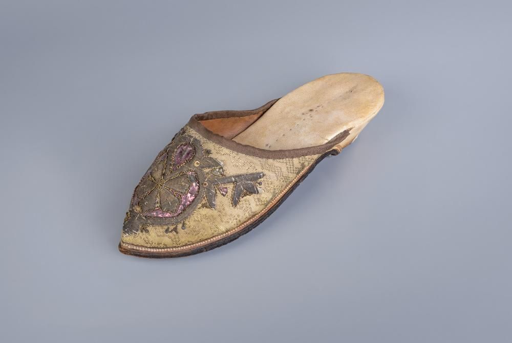 Shoe. Russia. XVIII century. Silk with gold threads, gold threads, gimp, sequins, foil, leather, embroidery attached according to the card.