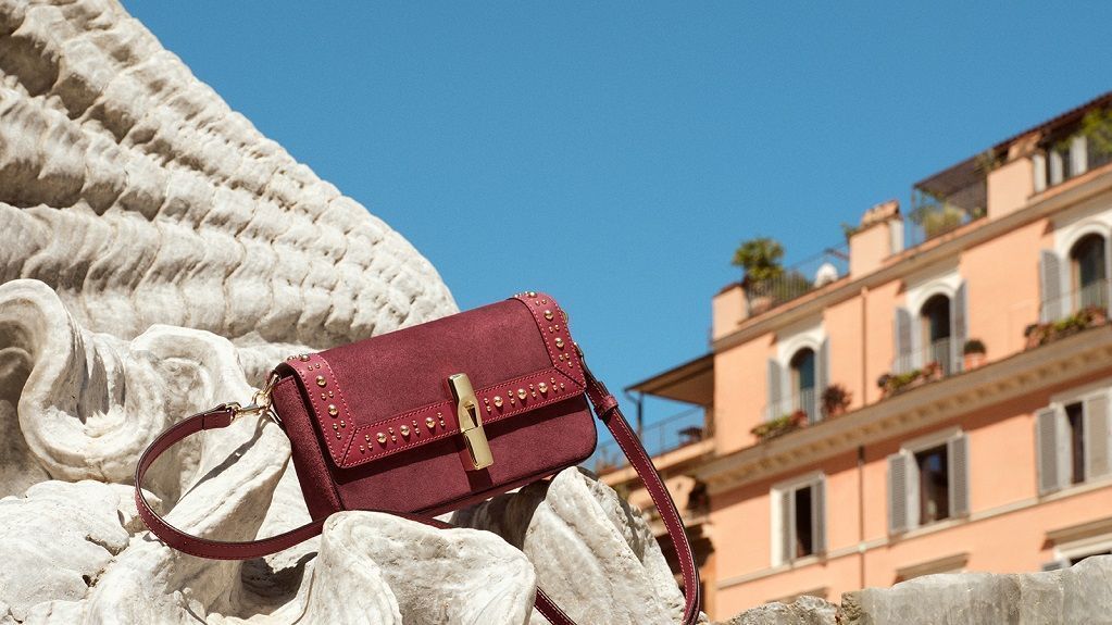 Furla apoyó su colección Otoño 2026 con una campaña publicitaria.