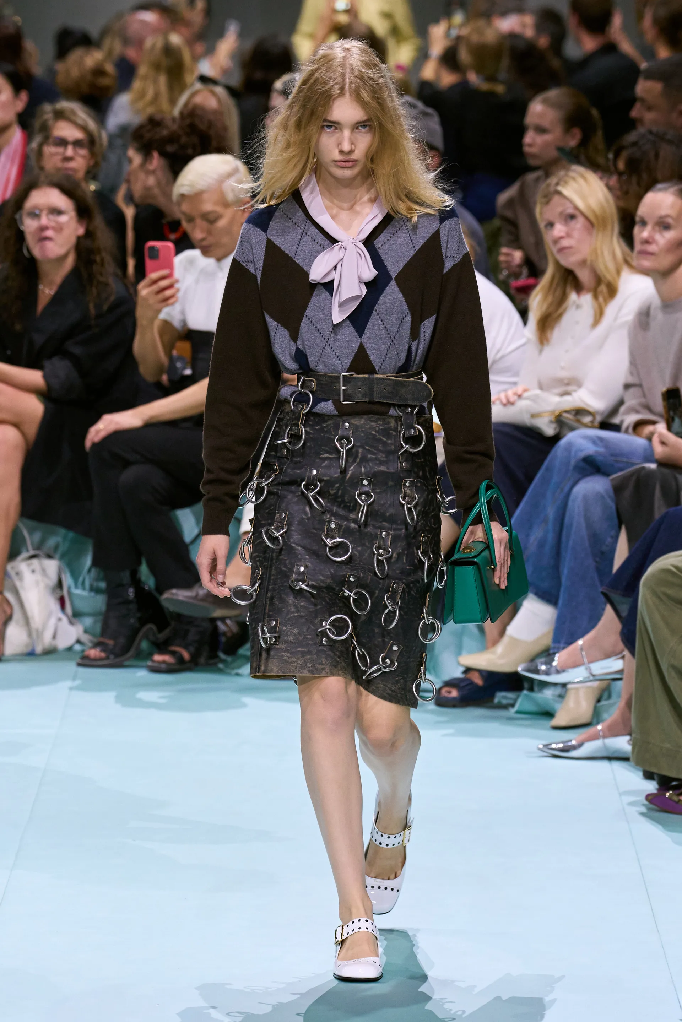 Видео c шоу-показа Prada весна-лето 2025 можно ставить на “Repet”
