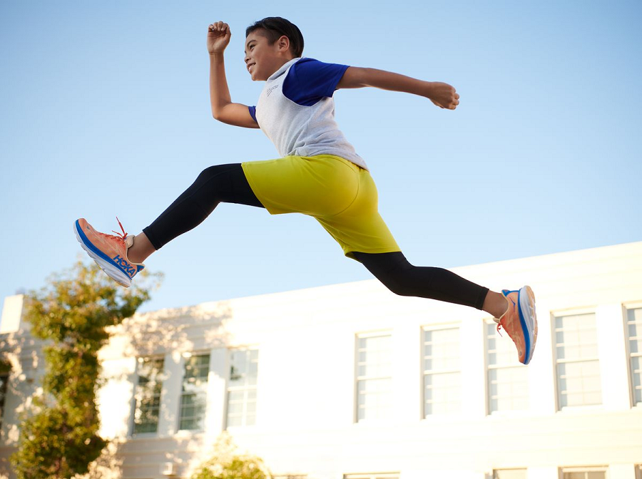 Il marchio americano di scarpe sportive Hoka ha lanciato una linea per bambini