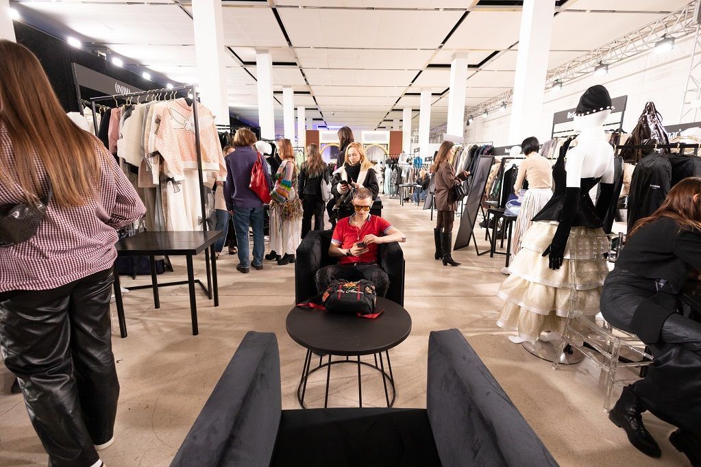 Auf dem Fashion Week-Markt in der Manege Central Exhibition Hall