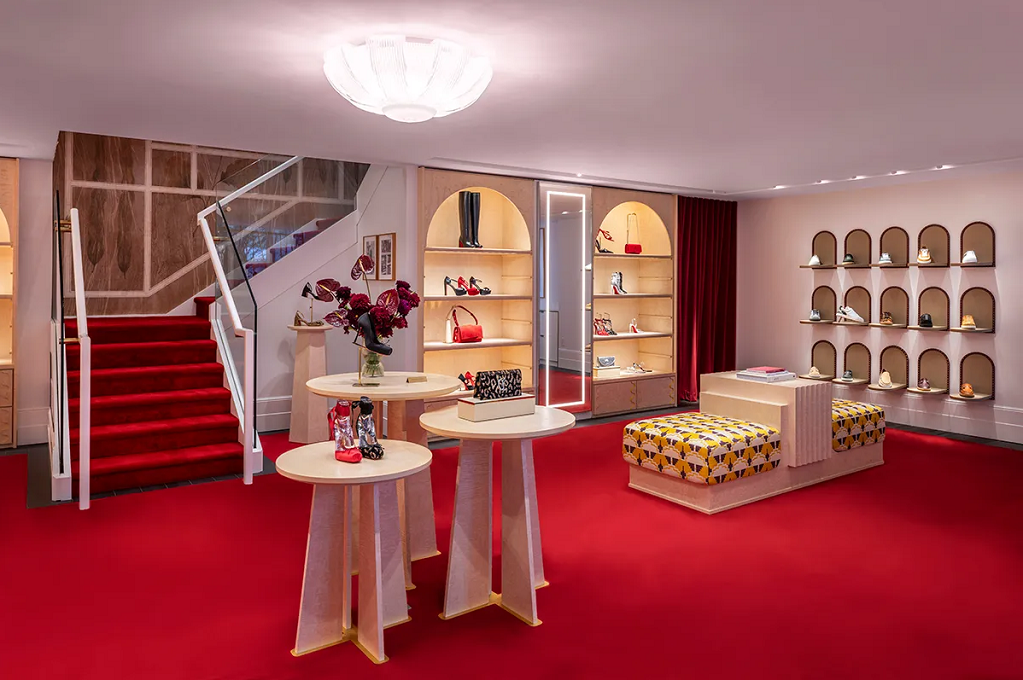 Interior de la boutique Christian Louboutin renovada en Toronto. Foto: Footwearnews.com
