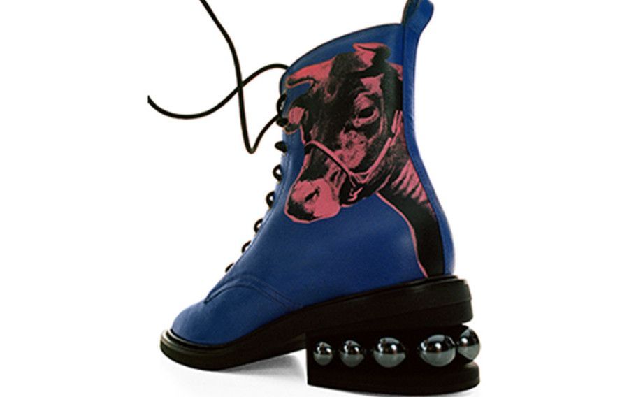 Stiefel aus Nicholas Kirkwoods Schuhkollektion mit Andy Warhols Kuhserie