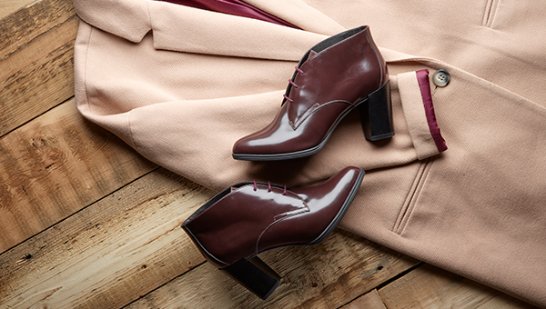 Clarks presento zapatos de tacon clasicos y tecnologicos