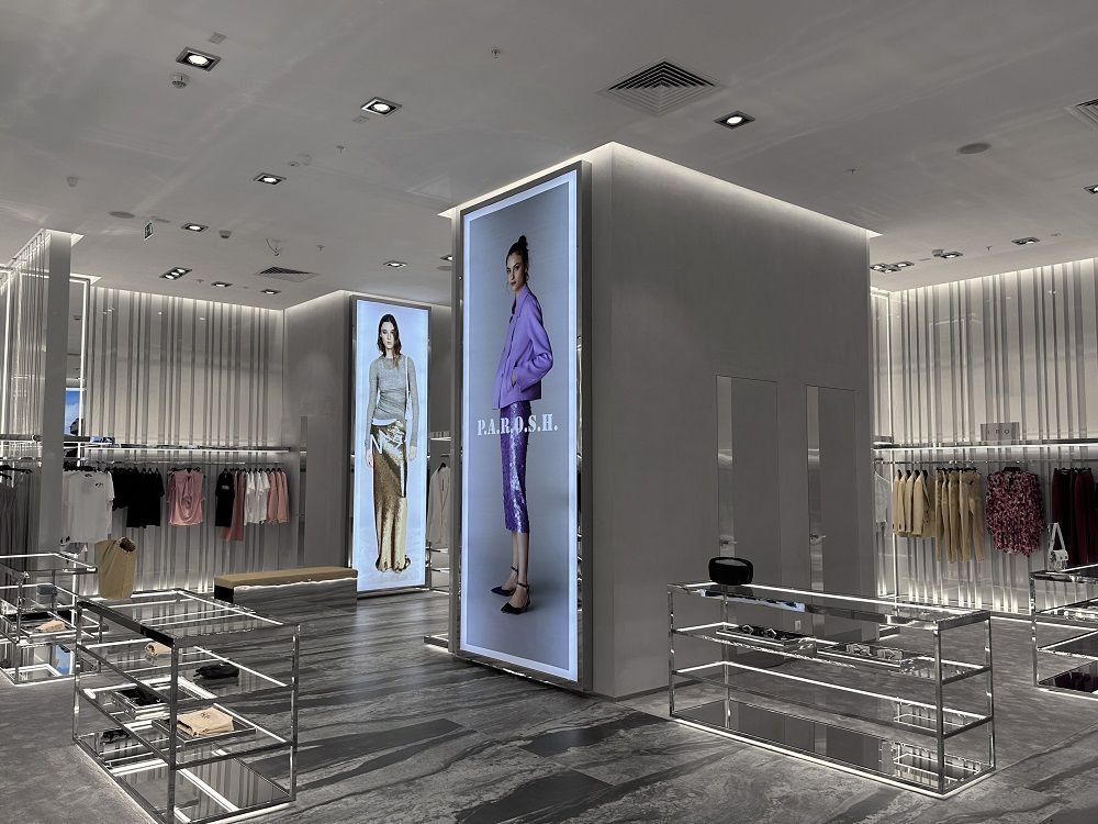 "Blind Chicken" opened a department store in "Afimoll"