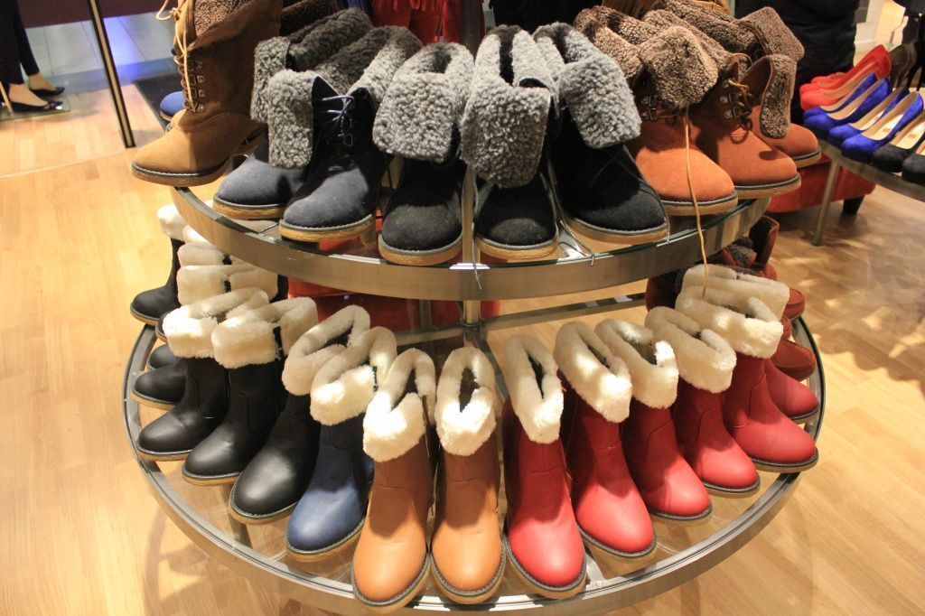 Seasonal shoe layout