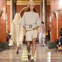Louis Vuitton показал многослойные обувные образы на Неделе моды в Париже.
