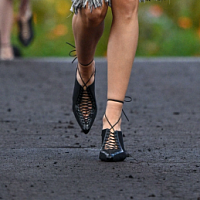 Острый нос и шнуровка - в туфлях и сапогах Givenchy весна-лето 2023