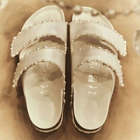 Birkenstock выпустил коллекцию свадебных сандалий