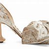 Loewe hat ein Modell von Schuhen und Ballerinas mit riesigen Schleifen herausgebracht