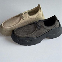В коллекции Crocs появятся мокасины с замшевым верхом