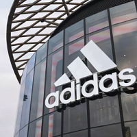 Flo Retailing y Daher Group son postores para comprar el negocio ruso de Adidas
