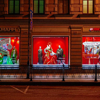 Die Neujahrsvitrinen des Einkaufszentrums Nevsky Center werden mit neuronalen Netzen geschmückt