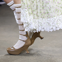 Dior präsentierte auf der Paris Fashion Week "hohe" Riemchensandalen