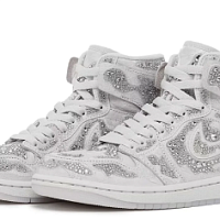 Nike поддерживает тренд на кристаллы в украшении верха кроссовок