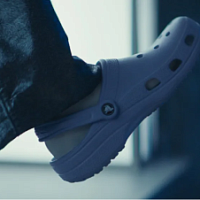 Crocs запускает глобальную омниканальную кампанию "Wonderfully Unordinary". 