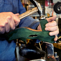 „Rabatt für Reparaturen“ von Kleidung und Schuhen in in Frankreich unterstützten Werkstätten