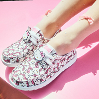 Hey Dude выпустил коллаборацию с Hello Kitty. 