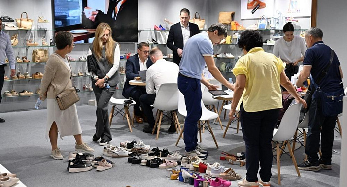 Shoes Report the business magazine of the shoe market shoes as a business shoe design purchase and sale of shoes marketing and merchandising of shoes