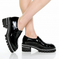 Stuart Weitzman to expand sneaker and ballerina categories amid declining sales