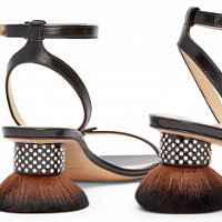 Loewe präsentierte Sandalen mit Quastenabsatz