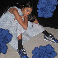 Asics in collaborazione con Cecilie Bahsen ha decorato le sneakers con dei fiori