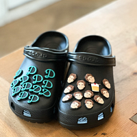 Crocs utilizzerà l'intelligenza artificiale per creare ciondoli Jibbitz personalizzati