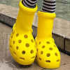 MSCHF und Crocs bringen „Big Yellow Boots“ auf den Markt
