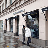 Las boutiques de marcas de moda permanecen en la principal calle de moda de San Petersburgo.