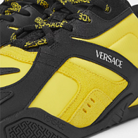Prada si muove con cautela verso l'acquisizione di Versace
