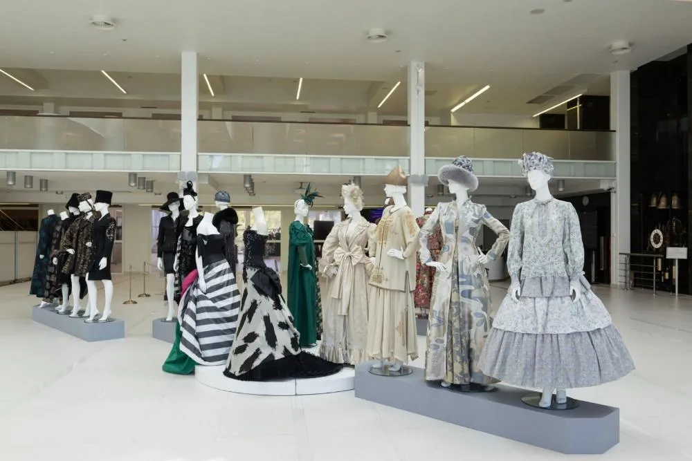 В Эрмитаже открылась выставка памяти Вячеслава Зайцева и Валентина Юдашкина