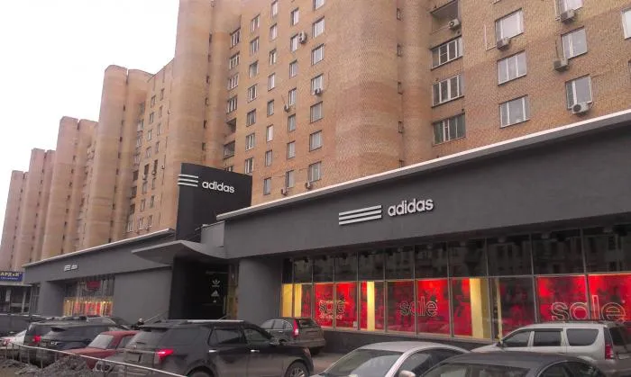 Adidas проведет ночную распродажу в Москве