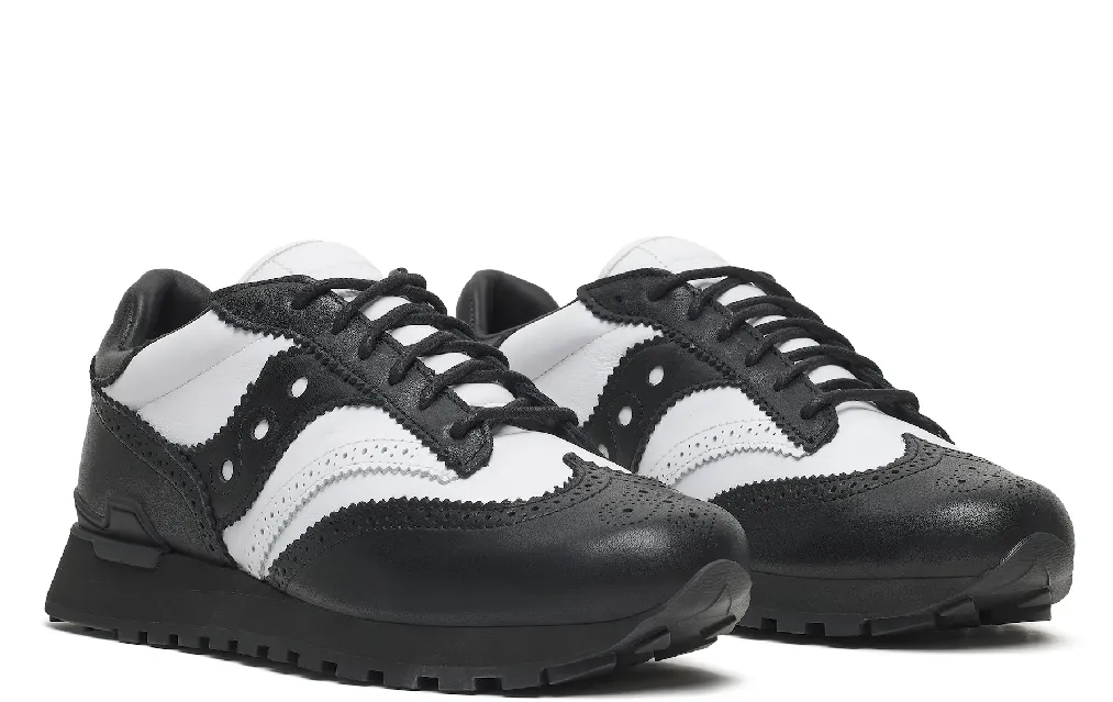 Saucony y Engineered Garments han lanzado una nueva colaboración de zapatillas híbridas.
