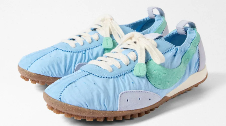 Der Jacquemus x Nike Moon Shoe erscheint in einer neuen Farbgebung. 