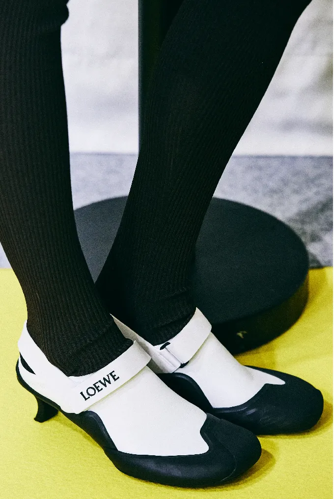 Lo más destacado de la nueva colección de Loewe son los zapatos de goma con un pequeño tacón.