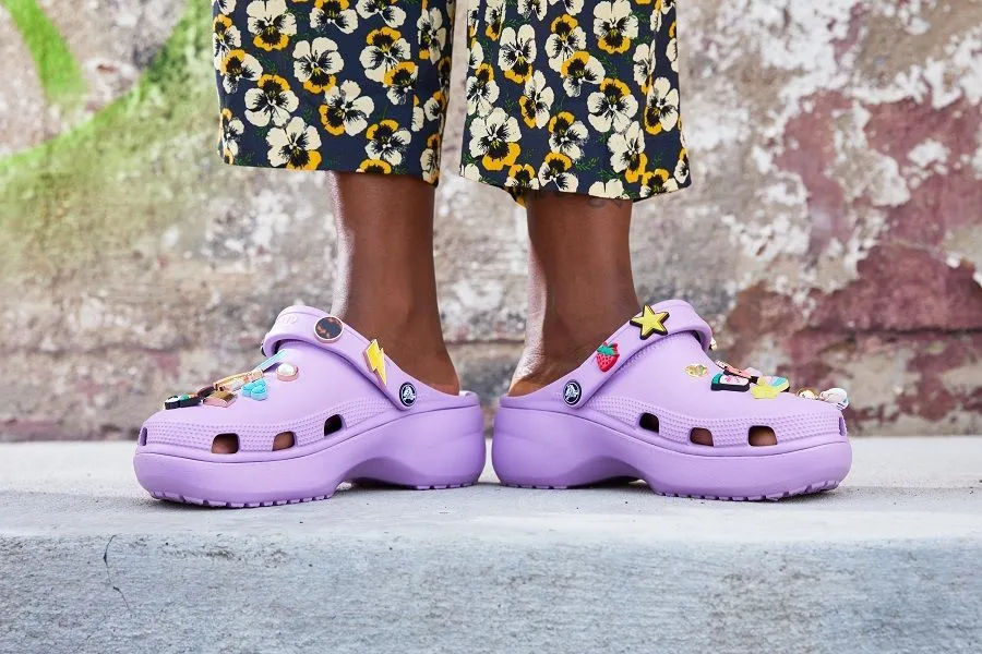 Crocs продолжает экспериментировать с формой и цветом своих сабо