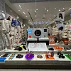 Какие предметы декора можно использовать в качестве торгового оборудования для эффектного представления обуви и сумок
